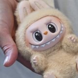 L'engouement pour les peluches Labubu a provoqué des ruées dans les plus de 400 magasins chinois Pop Mart dans le monde. Les douanes françaises ont saisi des dizaines de milliers de faux durant l'été. (archives) KEYSTONE/DPA/JENS KALAENE